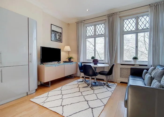 Cg1 - 2 Bedroom Apt, Kensington Garden Square View