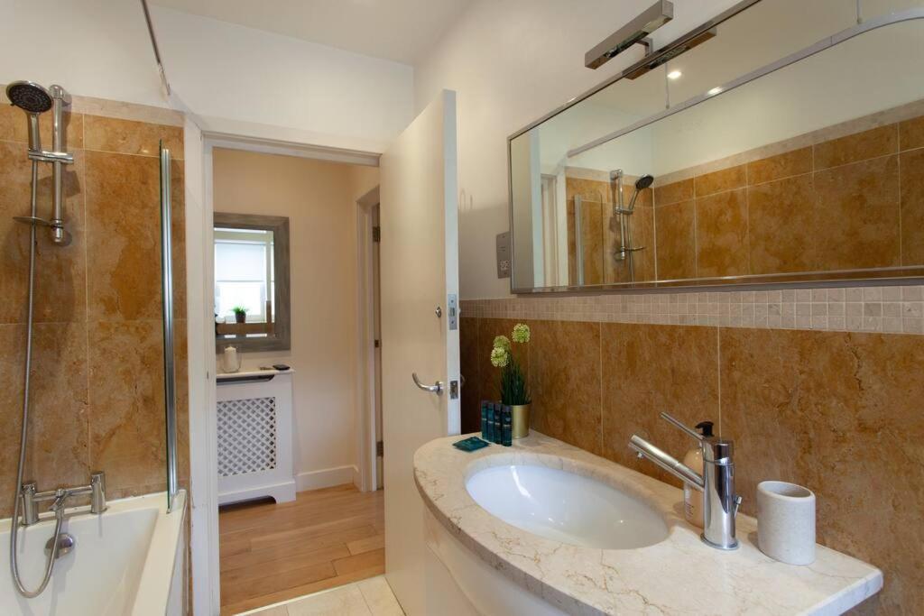 Cg1 - 2 Bedroom Apt, Kensington Garden Square View Londra