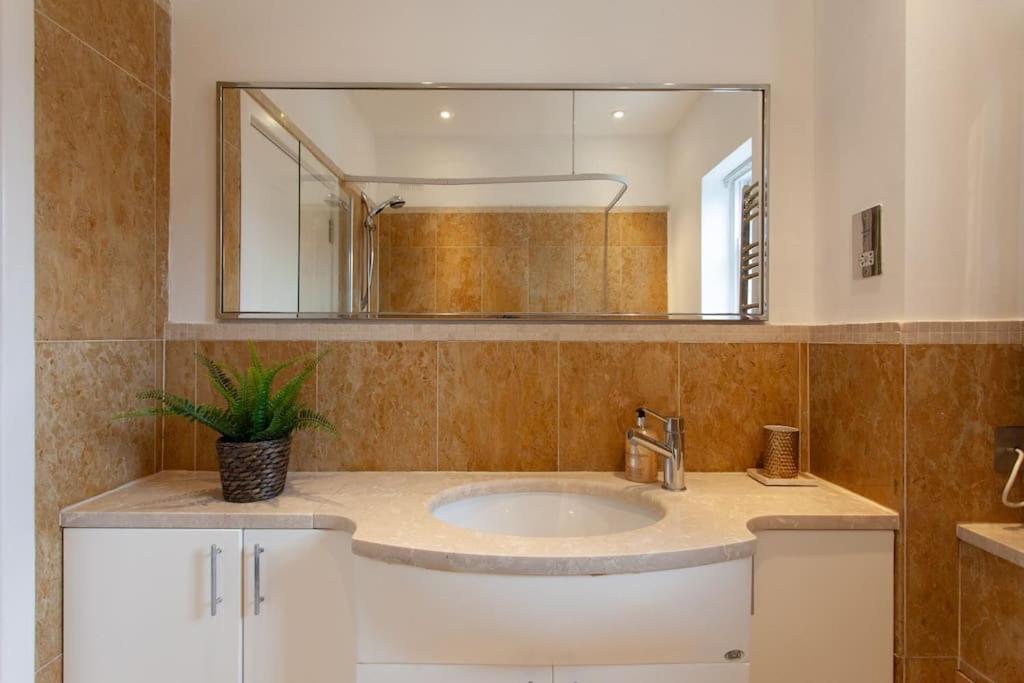 Cg1 - 2 Bedroom Apt, Kensington Garden Square View Appartamento