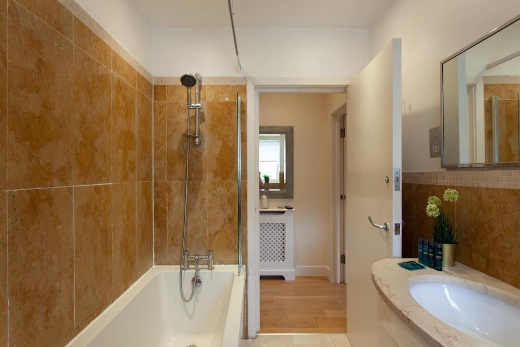 Cg1 - 2 Bedroom Apt, Kensington Garden Square View Appartamento