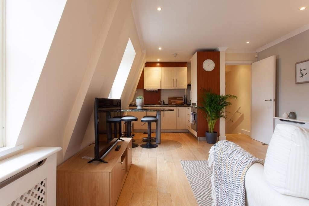 Appartamento Cg1 - 2 Bedroom Apt, Kensington Garden Square View Londra